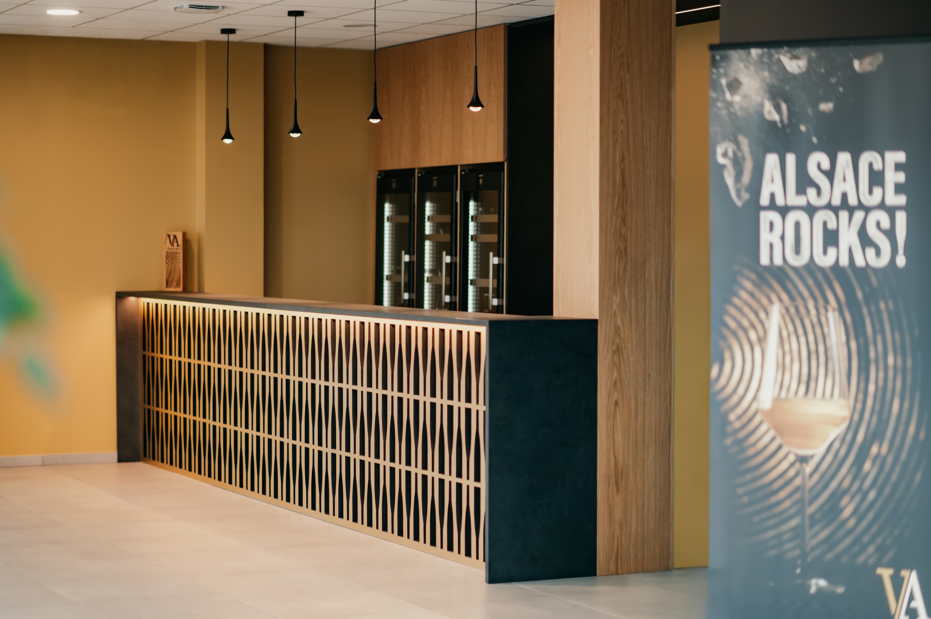 Maison des Vins d’Alsace — Comptoir et affiche ALSACE ROCKS!